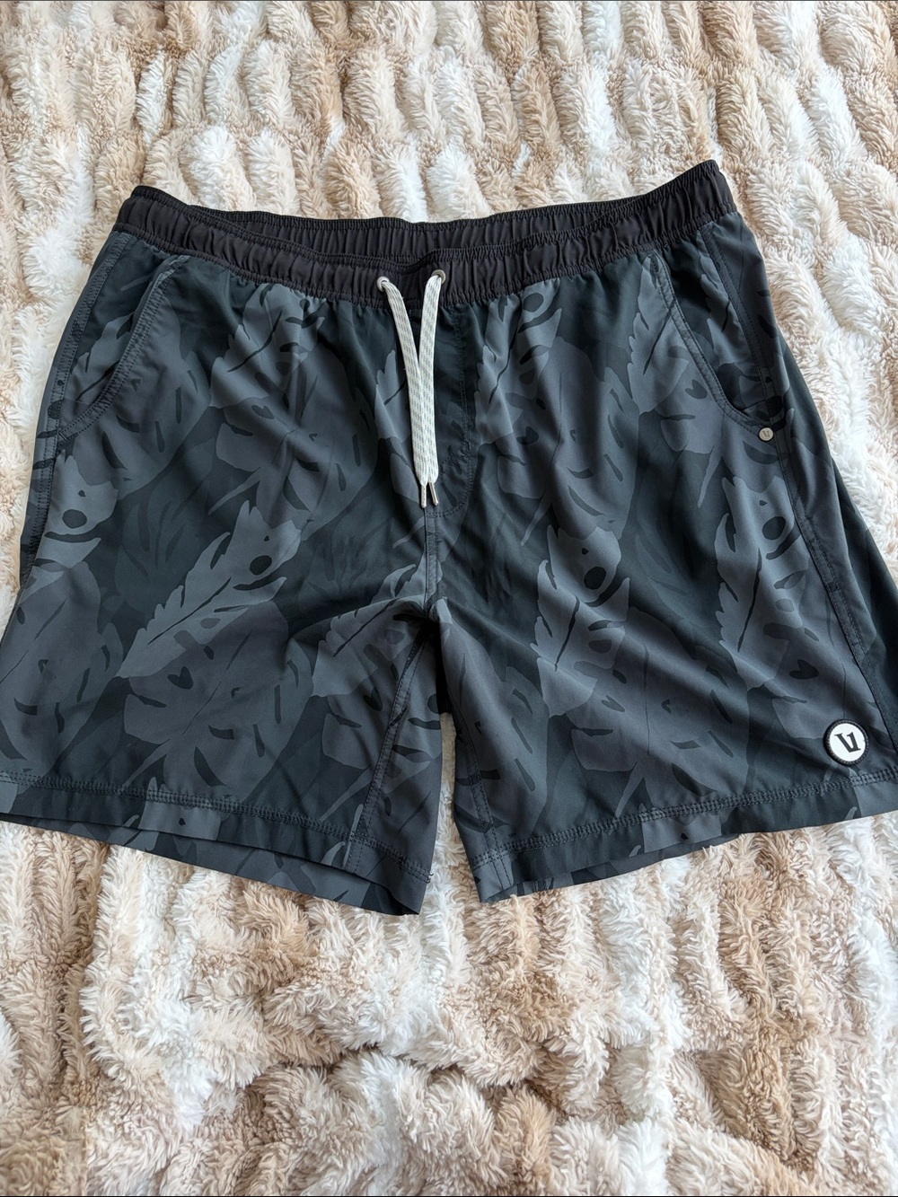 Vuori Black Gray Leaf-Print Swim Hybrids